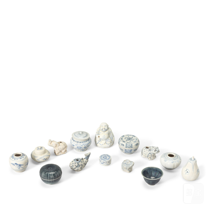 A SELECTION OF MINIATURE BLUE AND WHITE CERAMICS